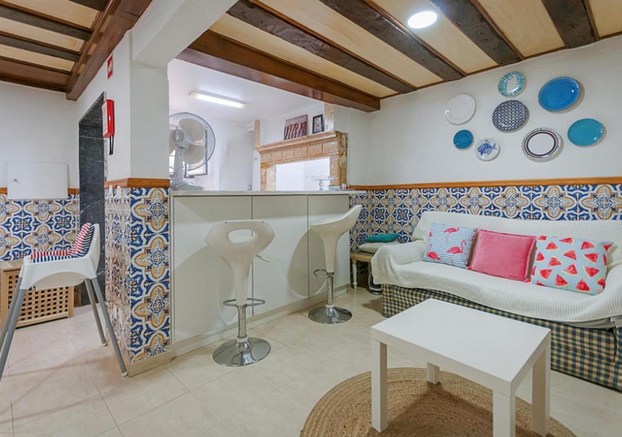Beco Do Melo, A Traditional Building In Alfama Lissabon